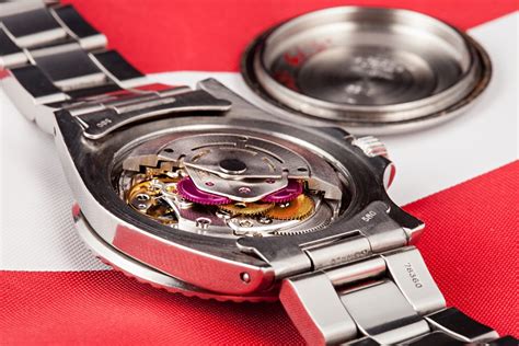 how to open rolex submariner
